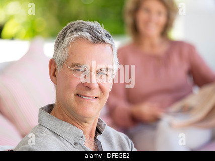 Porträt des Lächelns senior woman auf Terrasse Stockfoto