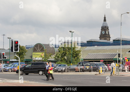 Bolton-Markt und Rathaus Glockenturm aus der Kreuzung von Moor Lane und Ormrod Street betrachtet. Stockfoto