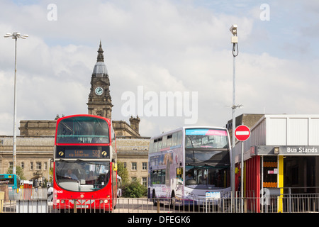 Bolton Moor Lane Busbahnhof mit 582 Dienst leer Doppeldeckerbus in die rote Lackierung von Lancashire United gerade verlassen. Stockfoto