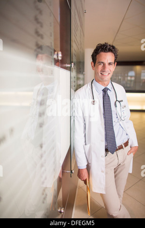 Porträt von lächelnden Arzt im Krankenhaus Stockfoto