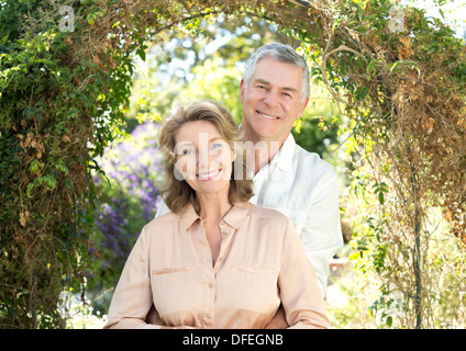 Porträt des Lächelns älteres Paar im Garten Stockfoto