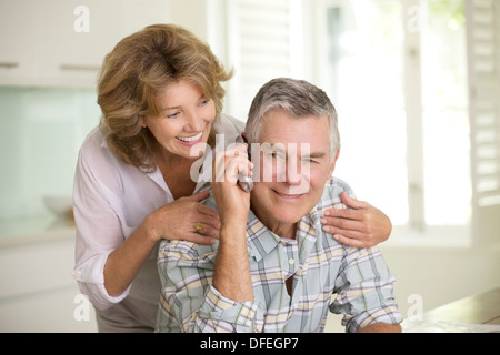 Älteres Paar am Telefon sprechen Stockfoto