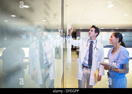 Arzt und Krankenschwester im Krankenhausflur sprechen Stockfoto