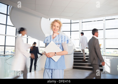 Porträt von lächelnden Krankenschwester im Krankenhaus Stockfoto