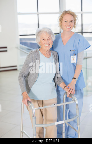 Porträt des Lächelns Krankenschwester und ältere Patienten mit walker Stockfoto