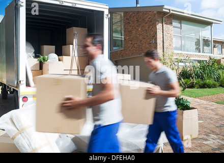 Mover mit Kartons in Einfahrt vorbei bewegen van Stockfoto