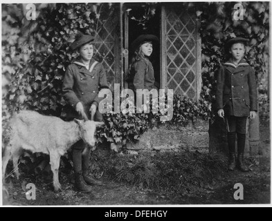 Ein Foto von Franklin D. Roosevelt mit seiner Nichte Helen und seinem Neffen Taddy Roosevelt in Bicester, England, zeigt einen persönlichen Familienmoment. Stockfoto