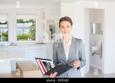 Grundstücksmakler zeigt leeres Haus Stockfoto