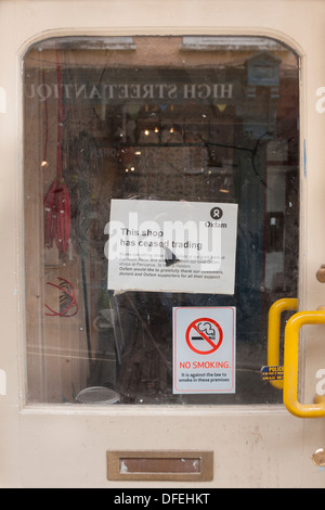 Oxfam Charity Shop Schließung bemerken an Tür Stockfoto