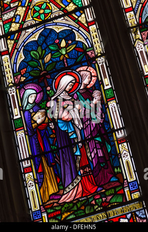 Glasmalerei-Fenster Darstellung von drei Frauen mit Beerdigung Gewürze in St Mary Magdalene Kirche, Battlefield, Shrewsbury, England. Stockfoto