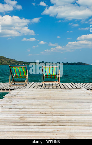 Holzstuhl auf dem Steg auf Koh Samet Rayong, thailand Stockfoto