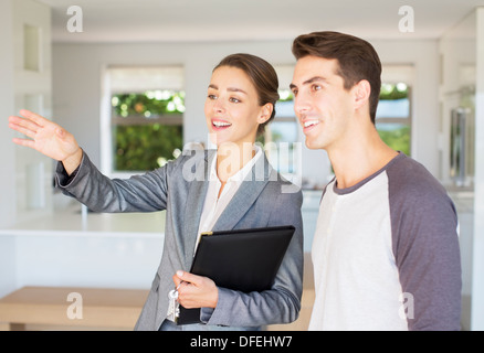 Makler zeigen Mann Haus Stockfoto