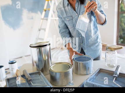Frau mit Pinsel mit blauer Farbe Stockfoto