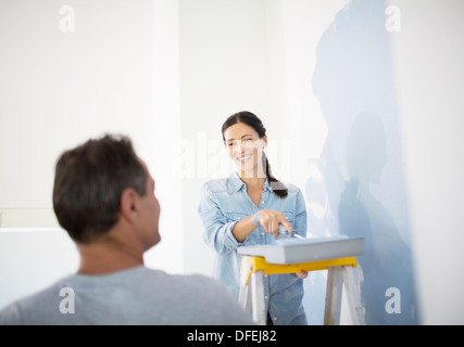 Paar Gemälde Wand blau Stockfoto