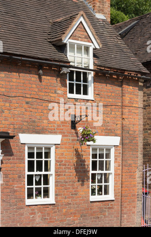 Schärpe und Giebel Windows auf einem Abschnitt der ein Haus im Privatbesitz des 19. Jahrhunderts auf der Kaianlage, Ironbridge, Shropshire. Stockfoto