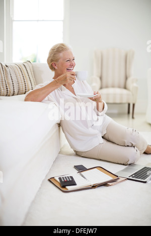 Ältere Frau trinkt Kaffee Stockfoto