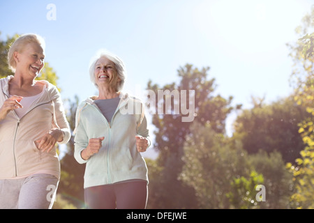 Frauen in Führungspositionen im freien laufen Stockfoto