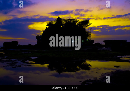 Foto von der Schönheit des heiligen Tempels Tanah stammen von verschiedenen und einzigartigen Winkel - Bali, Indonesien. Stockfoto