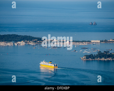 Fähre im Hafen von Toulon nach Korsika mit Isthme Sablettes in la Seyne Sur Mer als Hintergrund Stockfoto