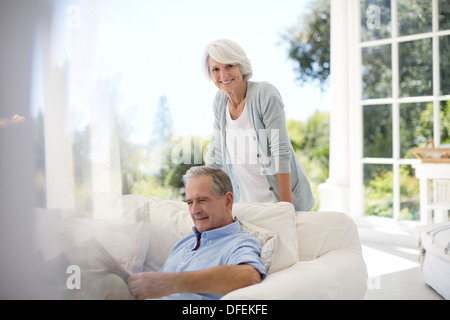Älteres Paar auf Terrasse Sofa entspannen Stockfoto