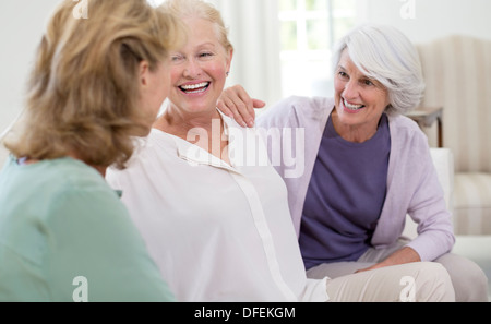Alte Frauen sprechen auf sofa Stockfoto