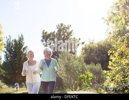 Frauen in Führungspositionen im Park Joggen Stockfoto