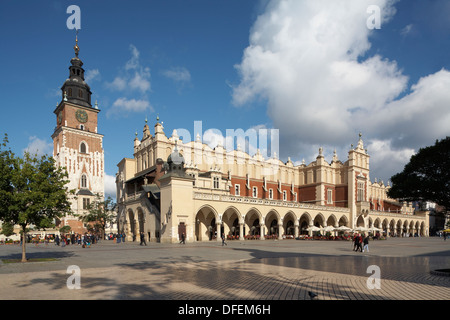 Östlichen Europa Polen Malopolska Region Rynek Glowny Main Square Rathaus und Tuchhalle Sukiennice Stockfoto