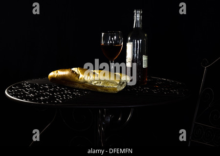 Ein Laib Brot und eine Flasche Wein getrunken in einem Straßencafé. Stockfoto