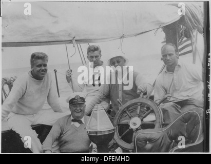 Dieses Foto zeigt Franklin D. Roosevelt, John R., Franklin D. Roosevelt Jr. und James R. an Bord der Sewana und dokumentiert einen historischen Familienmoment. Stockfoto