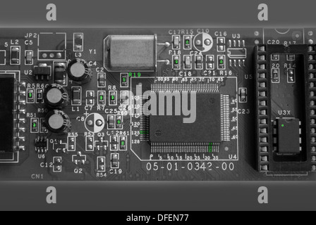 Die Computer elektronische Karte mit Chips, Mikroprozessoren, Transistoren, Entdecker und andere elektronische Bauteile. Stockfoto