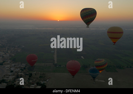 Sonnenaufgang, wie aus einem Ballon über Luxor, Ägypten zu sehen. Der Nil ist in der Ferne. Stockfoto