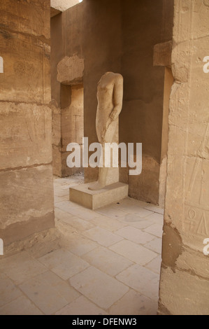 Partielle Statue innerhalb der Grenzen der Tempelanlage in Karnak, Ägypten. Stockfoto