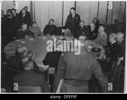 Politiker wie Franklin D. Roosevelt, Joseph Stalin und Winston Churchill treffen sich 1945 im Livadia Palace in Jalta, UdSSR, um über die Reorganisation Europas nach dem Krieg und die Zukunft Deutschlands zu diskutieren. Stockfoto