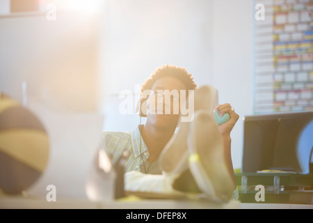 Entspannung am Schreibtisch im Büro Geschäftsmann Stockfoto
