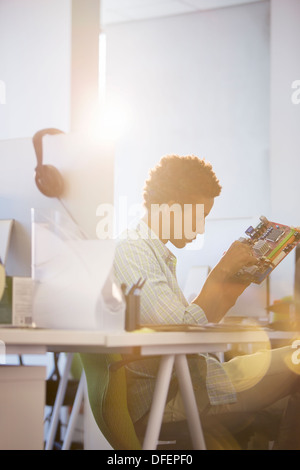 Geschäftsmann, Prüfung der Leiterplatte im Büro Stockfoto
