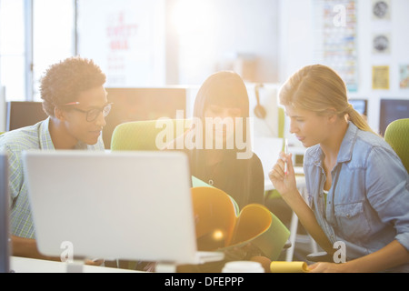 Geschäftsleute im Gespräch im Büro Stockfoto