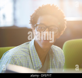 Geschäftsmann lächelnd in Büro Stockfoto