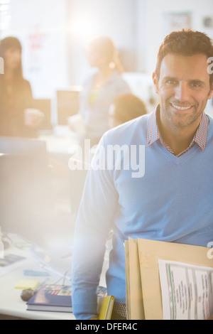Porträt von lächelnden Geschäftsmann im Büro Stockfoto