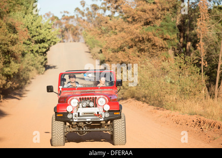 Paar treibende Sports Utility Vehicle auf Feldweg Stockfoto