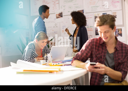 Business Leute, die im Büro Stockfoto