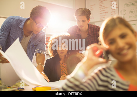 Business Leute, die im Büro Stockfoto