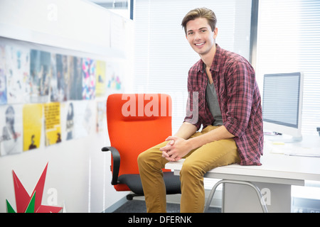 Geschäftsmann, sitzen am Schreibtisch im Büro Stockfoto