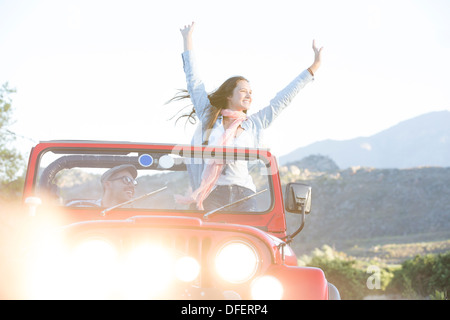 Frau im Geländewagen jubelt Stockfoto