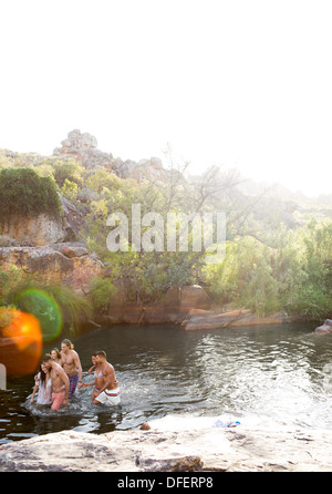 Freunde im Fluss waten Stockfoto