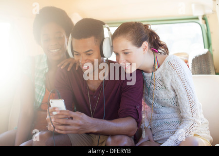 Freunde anhören von MP3-Player im Wohnmobil Stockfoto