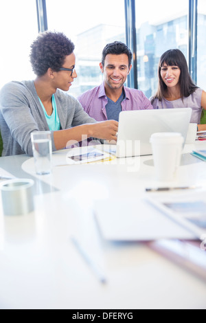 Geschäftsleute, Austausch von Laptop im meeting Stockfoto