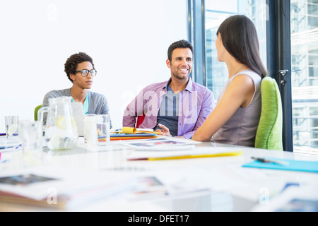 Business-Leute reden in treffen Stockfoto