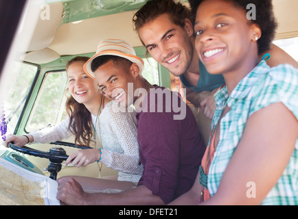 Porträt von lächelnden Freunde in Wohnmobil Stockfoto