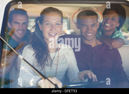 Freunde, Reiten in van Stockfoto