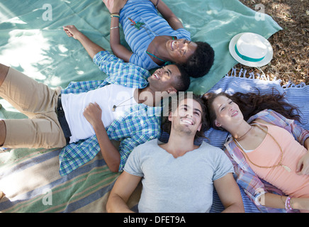 Freunde, die Verlegung auf Decken im freien Stockfoto